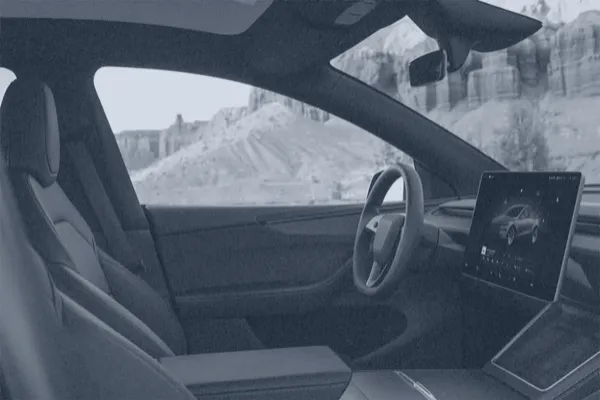 Interior de un vehículo eléctrico con pantalla central y volante